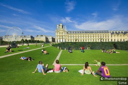 Jardin des Tuileries, musée des Arts Décoratifs en arrière plan