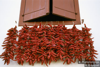 Piments d'Espelette suspendus à la fenêtre