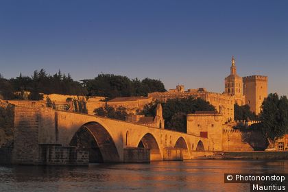 Pont Saint-Benezt et le palais des Papes à Avignon