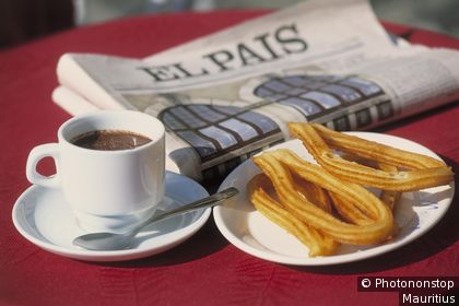 Pose lecture dans un café de Madrid