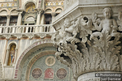 Place Saint-Marc, gros plan sur chapiteau sculpté