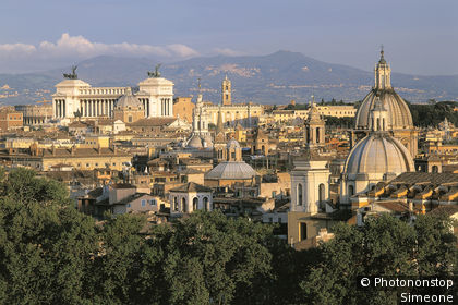 Rome, vue générale du Capitole, monument Victor Emmanuel, colline au fond