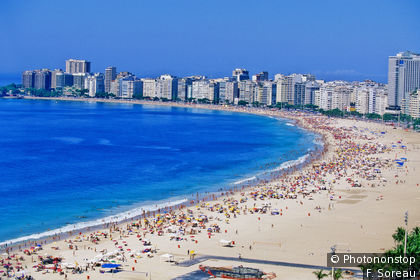 Foule sur la plage de Copacabana