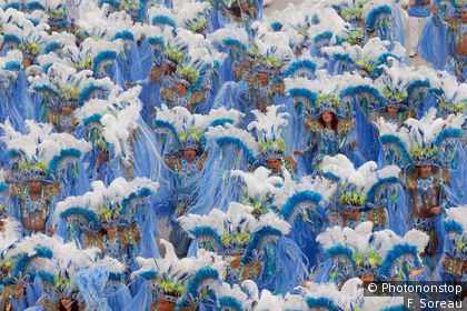 Foule déguisée pour le carnaval de Rio