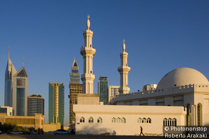 Émirats arabes unis, Dubaï, quartier Al Satwa, mosquée et bâtiments modernes le long de la Sheikh Zayed Road
