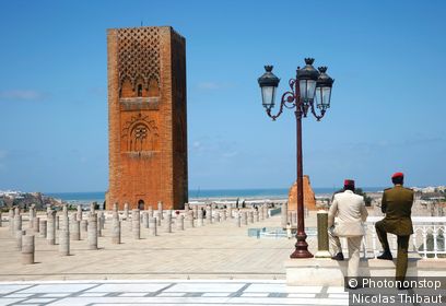 Maroc, Rabat, vestiges de la mosquée Yacoub El Mansour et tour Hassan vues du mausolée de Mohammed V