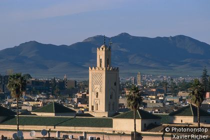 Maroc, Marrakech, minaret de la mosquée Ben Youssef, montagnes en arrière-plan
