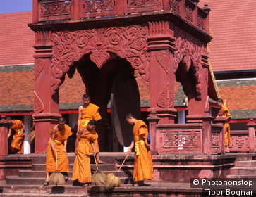 Thailande, Lamphun, Wat Prathat Haripunchai, moines