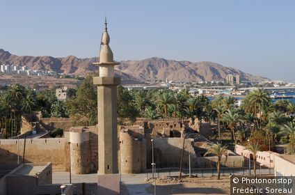Jordanie, Aqaba, le fort, ville et montagnes au loin