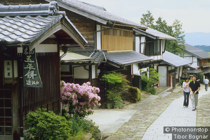 Japon, Honshu du centre, vallée Kiso, Magome, maisons au bord d'une allée, passants