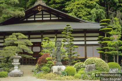 Japon, Honshu du centre, vallée Kiso, temple bouddhiste Narai, verdure