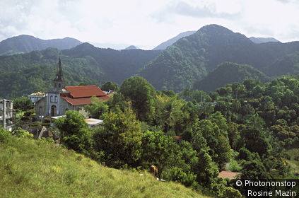 Martinique, Morne Vert, vue plongeante sur église, montagne boisée en arrière plan