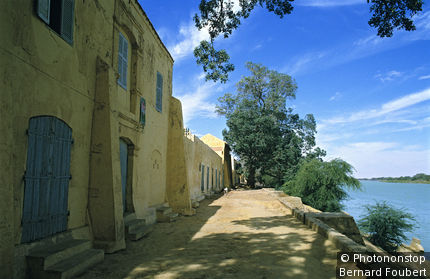 Sénégal, Podor, maisons au bord du fleuve Sénégal