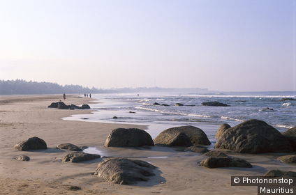 Sri Lanka, Bentota Beach, Sandstrand, Menschen, Strandspaziergang Südasien, Insel, Inselstaat, Südwestküste, Küste, Meer, Indischer Ozean, Strand, Felsen, Urlaubsregion, Ferienziel, Urlaub, Erholung, Reise, Tourismus, Touristen, Spaziergang