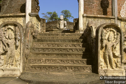 Polonnaruwa: Terrace of the Tooth Relic