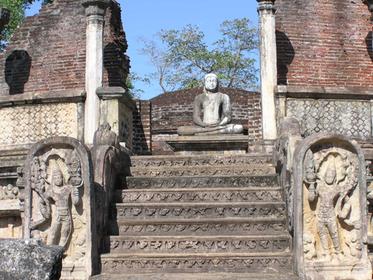 Polonnaruwa: Terrace of the Tooth Relic