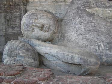l'expression sereine du Bouddha couché