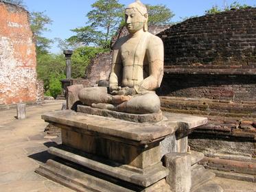 Polonnaruwa: Terrace of the Tooth Relic