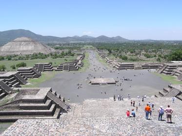 La chaussée des Morts vue de la pyramide de la Lune