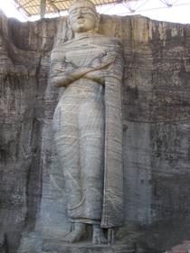 le Bouddha debout est haut de 7 m