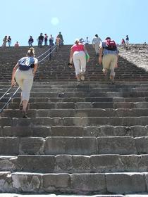 grimpette vers le sommet de la pyramide du Soleil