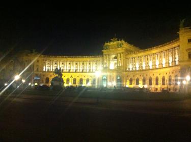 palais central - vue de nuit