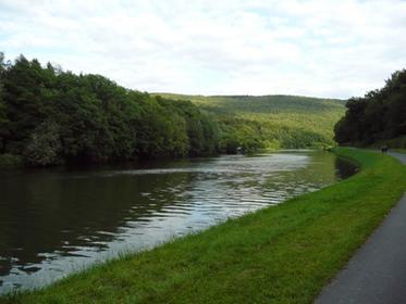 Montherné-La voie verte le long de la Meuse
