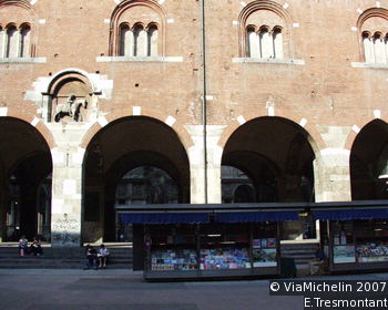 Square of the Merchants (Piazza dei Mercanti)