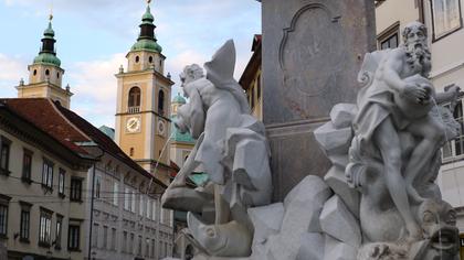 Les clochers de la cathédrale St-Nicolas vus depuis la Fontaine des fleuves de Robba