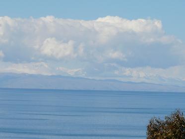 Le lac et la Bolivie, au fond