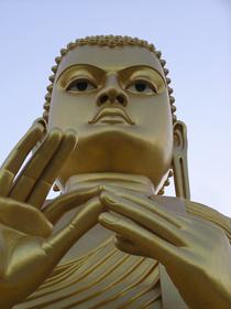 Bouddha géant, en bas du chemin d'éaccès aux temples