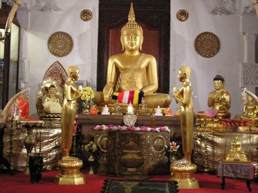 à l'intérieur du temple de la Dent