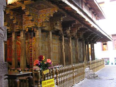 le temple, derrière le palais