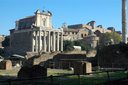 Rome : la Basilique de Maxence au fond