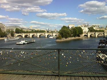 Vue sur le pont neuf et la seine depuis la passerelle des arts