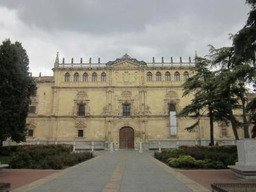 fachada de la Universidad Alcalá de Henares