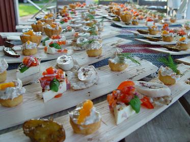 Lokal food served on a woodplate