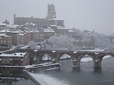 ALBI de blanc vêtue...