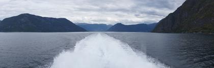 Derrière le bateau