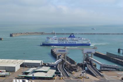 Ein Schiff verlässt die Dover Docks