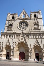 cathedrale Saint Jean et sa façade gothique flamboyant