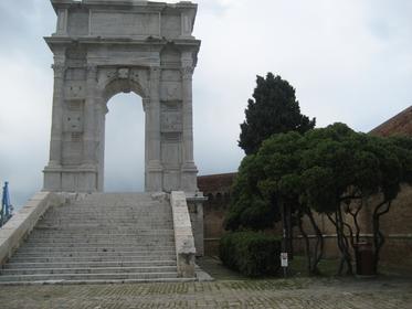 Arco di Traiano (Arc de Trajan)