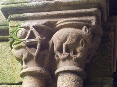 Claustro de San Francisco, ourense, capitel, centauro cazando lobos