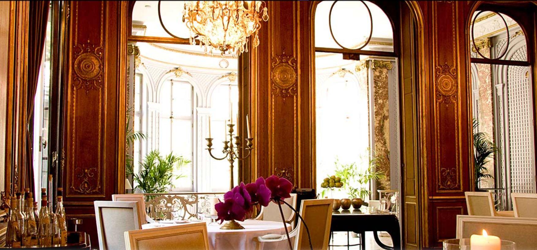 Restaurant im Schlosshotel Berlin by Patrick Hellmann by null